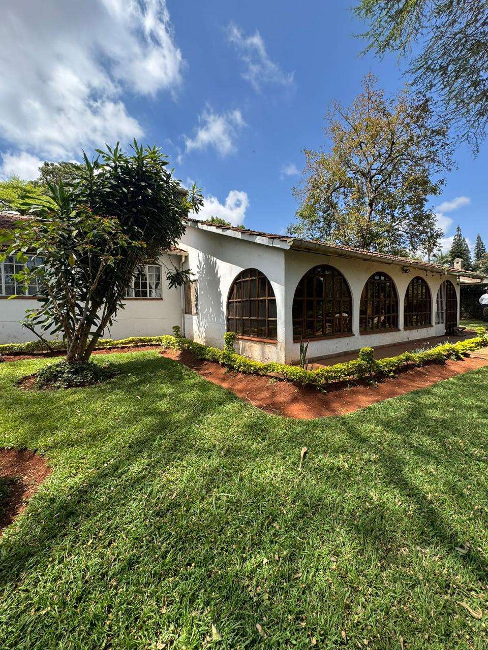 4 BEDROOM TOWN HOUSE IN LORESHO – BEAUTIFUL OWN COMPOUND FAMILY HOME