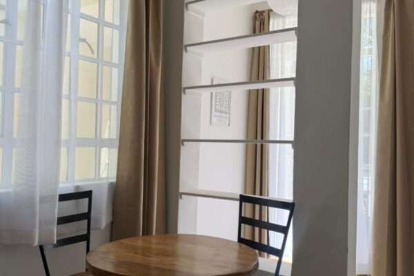 FULLY FURNISHED 1-BEDROOM APARTMENT TO LET – ROSSLYN CLOSE