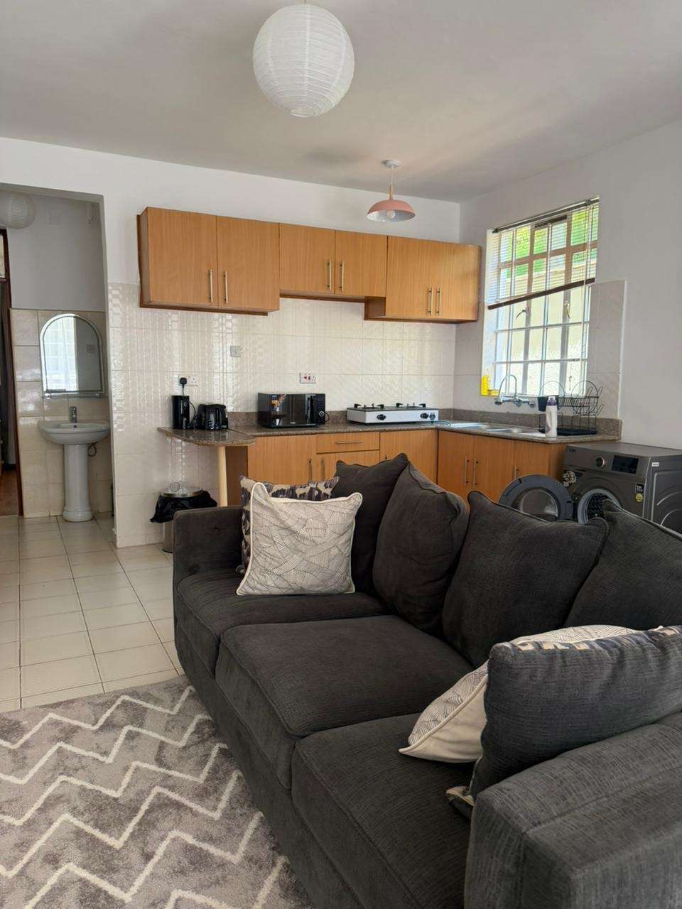 FULLY FURNISHED 1-BEDROOM APARTMENT TO LET – ROSSLYN CLOSE