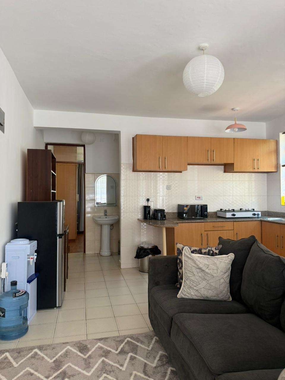 FULLY FURNISHED 1-BEDROOM APARTMENT TO LET – ROSSLYN CLOSE