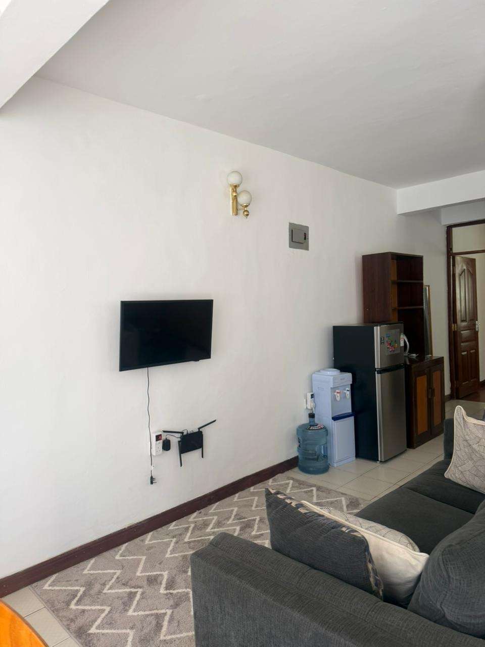FULLY FURNISHED 1-BEDROOM APARTMENT TO LET – ROSSLYN CLOSE