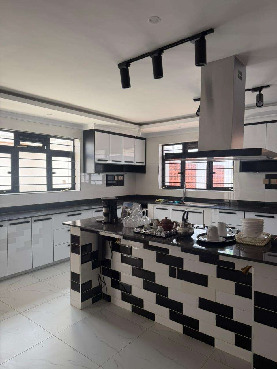 LUXURY 5 BEDROOM HOUSE FOR SALE IN RUNDA – BAOBAB CLOSE
